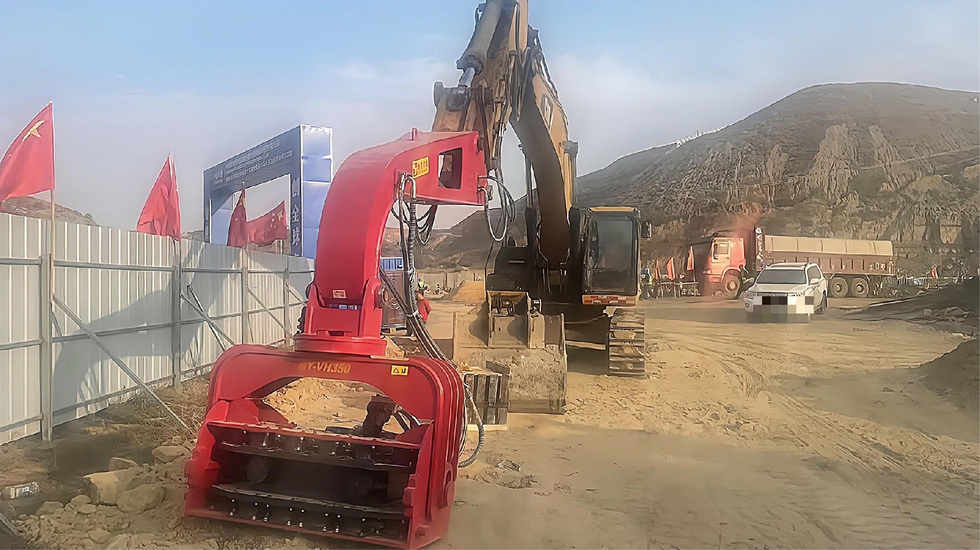 口碑爆棚！BYVH350光伏打樁機(jī)交付內(nèi)蒙古客戶(hù)獲好評(píng) 